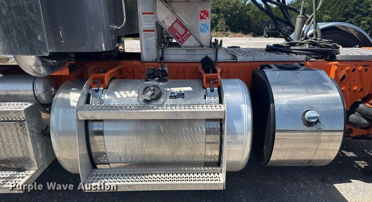 image for item DS3828 2021 Peterbilt 389 semi truck