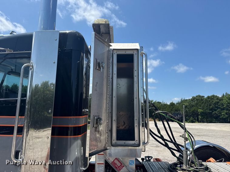 image for item DS3828 2021 Peterbilt 389 semi truck