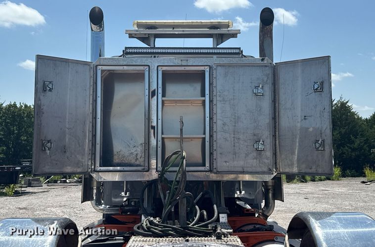 image for item DS3828 2021 Peterbilt 389 semi truck