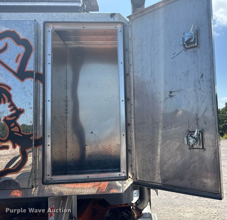 image for item DS3828 2021 Peterbilt 389 semi truck