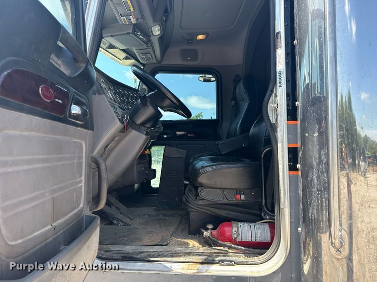 image for item DS3828 2021 Peterbilt 389 semi truck