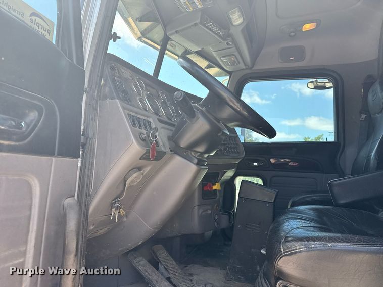 image for item DS3828 2021 Peterbilt 389 semi truck