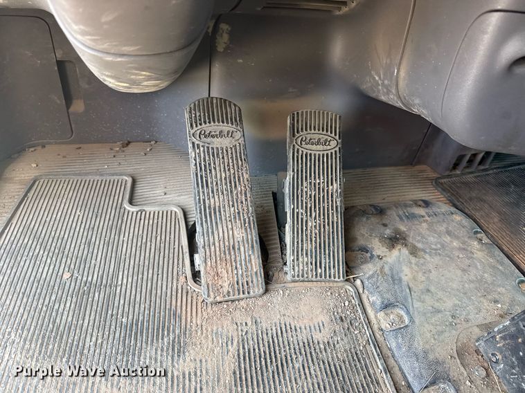 image for item DS3828 2021 Peterbilt 389 semi truck