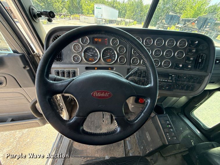 image for item DS3828 2021 Peterbilt 389 semi truck