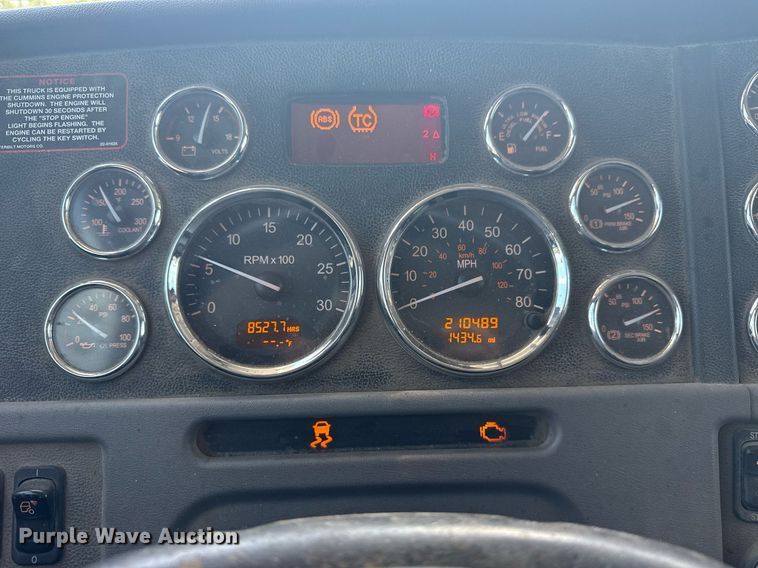 image for item DS3828 2021 Peterbilt 389 semi truck