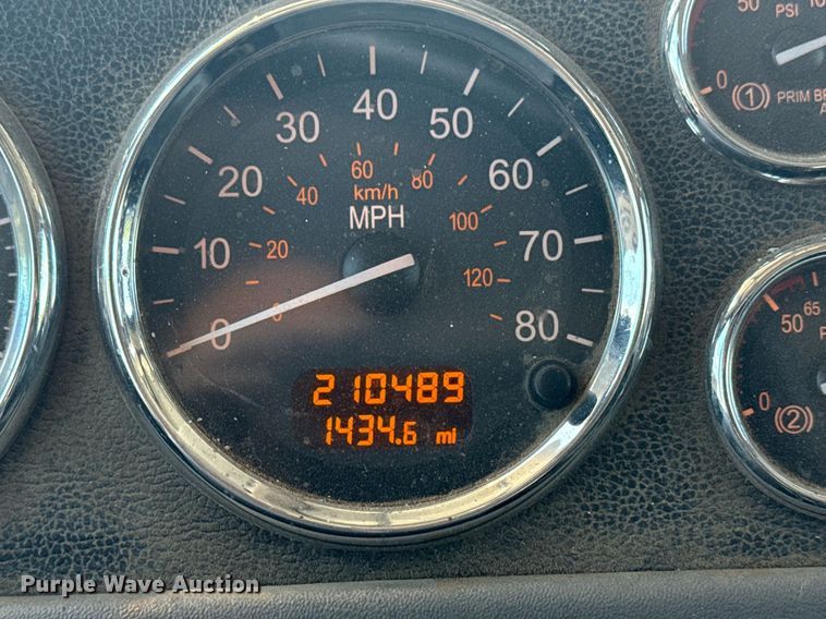 image for item DS3828 2021 Peterbilt 389 semi truck