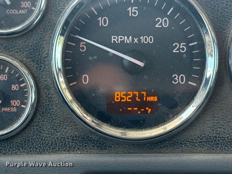 image for item DS3828 2021 Peterbilt 389 semi truck