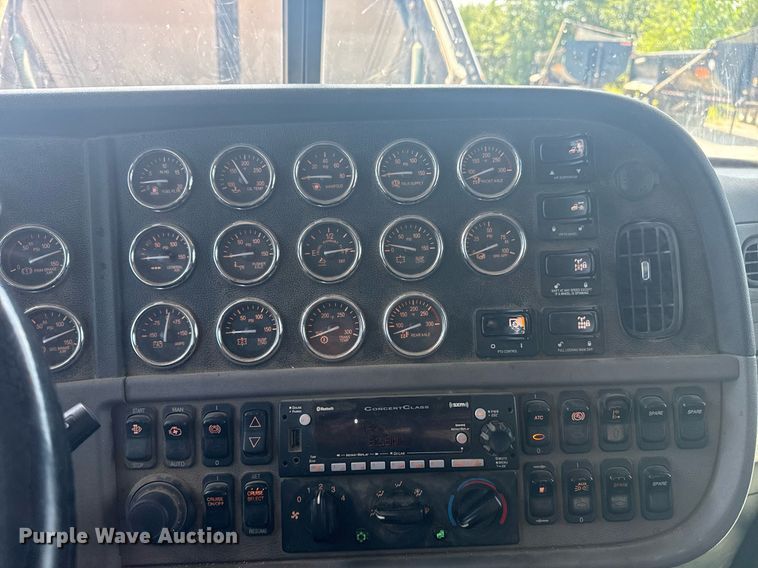 image for item DS3828 2021 Peterbilt 389 semi truck