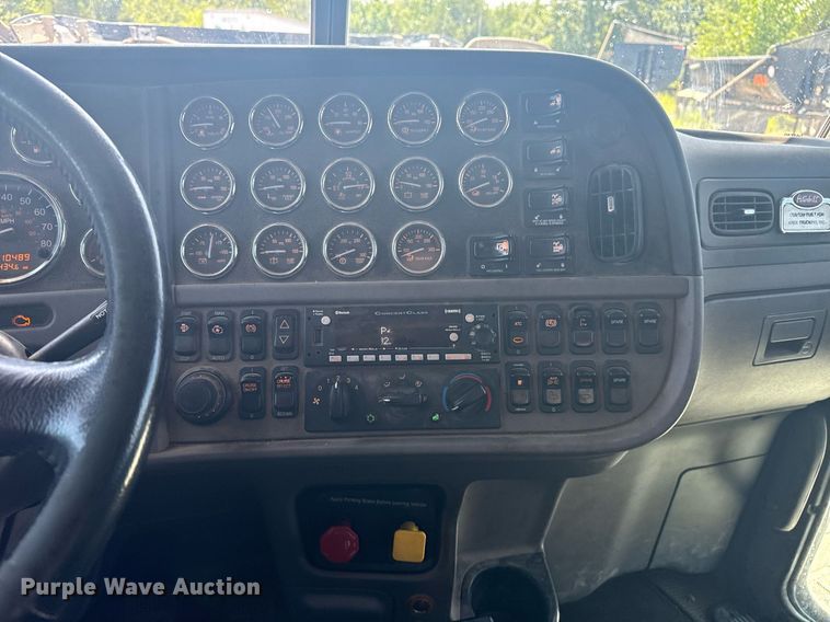 image for item DS3828 2021 Peterbilt 389 semi truck