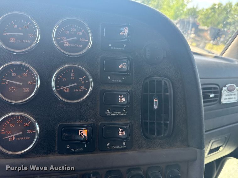 image for item DS3828 2021 Peterbilt 389 semi truck