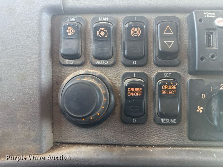 image for item DS3828 2021 Peterbilt 389 semi truck