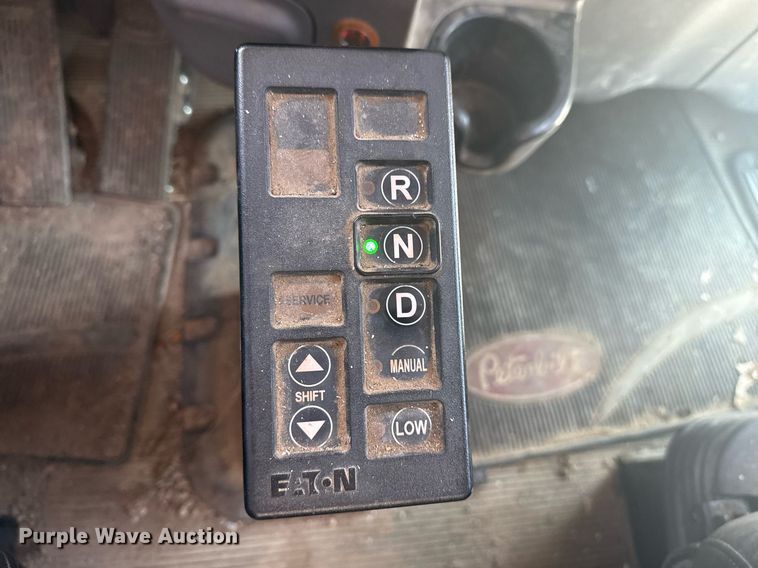 image for item DS3828 2021 Peterbilt 389 semi truck