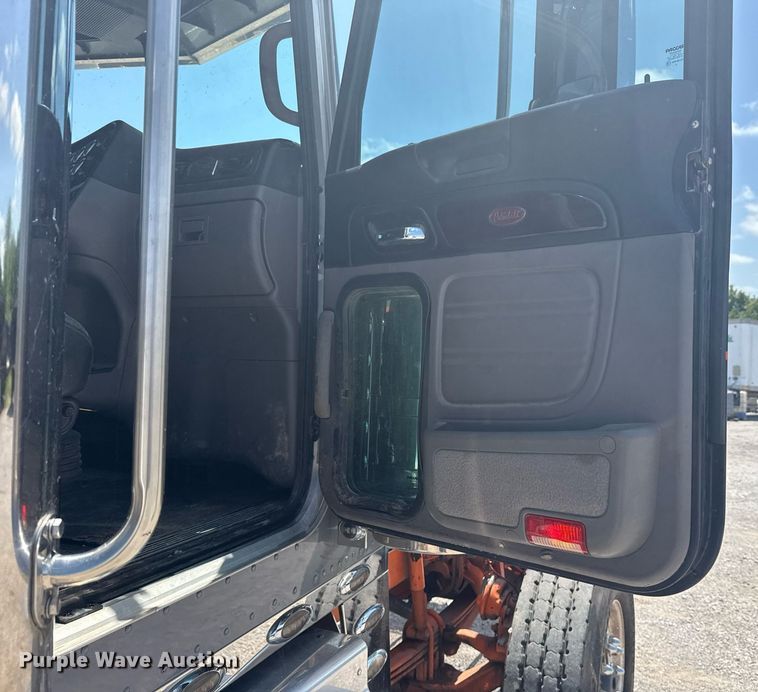 image for item DS3828 2021 Peterbilt 389 semi truck