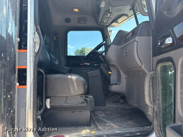 image for item DS3828 2021 Peterbilt 389 semi truck