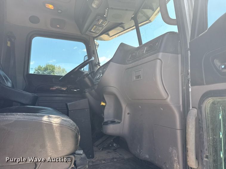 image for item DS3828 2021 Peterbilt 389 semi truck