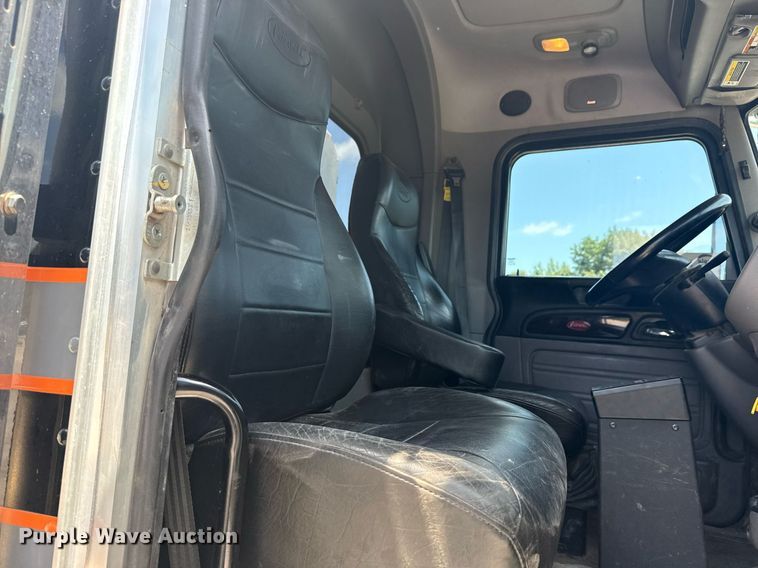 image for item DS3828 2021 Peterbilt 389 semi truck