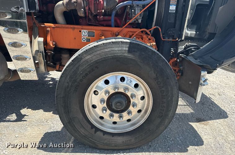 image for item DS3828 2021 Peterbilt 389 semi truck