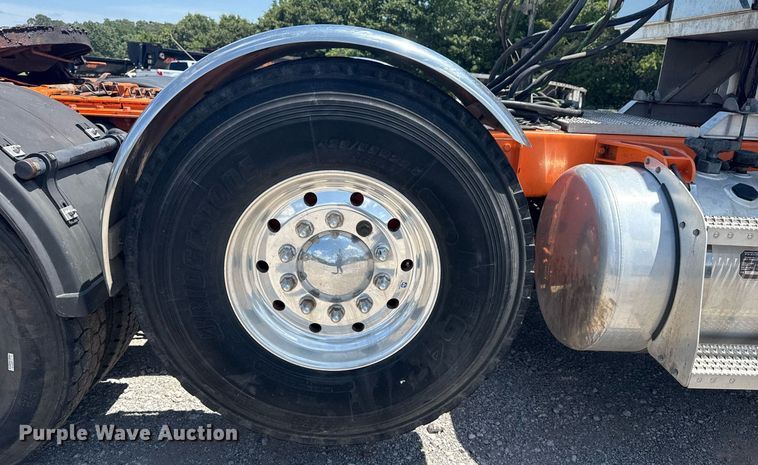 image for item DS3828 2021 Peterbilt 389 semi truck