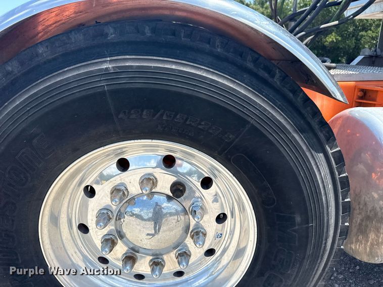 image for item DS3828 2021 Peterbilt 389 semi truck