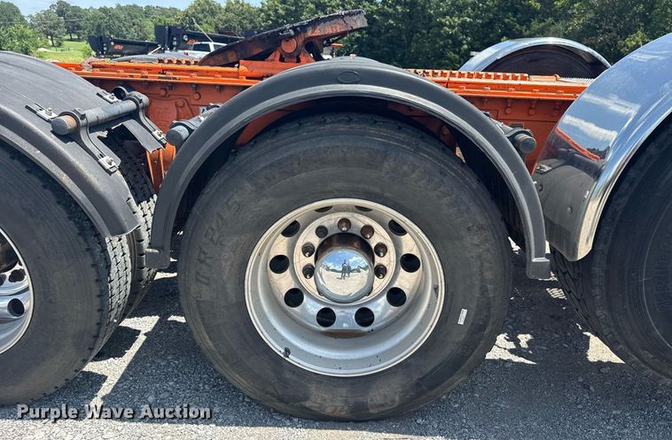 image for item DS3828 2021 Peterbilt 389 semi truck