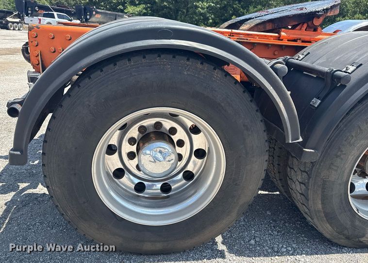 image for item DS3828 2021 Peterbilt 389 semi truck