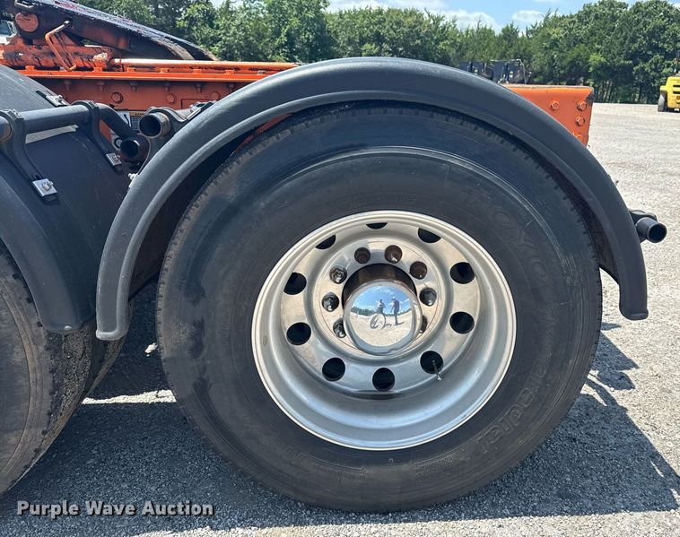 image for item DS3828 2021 Peterbilt 389 semi truck