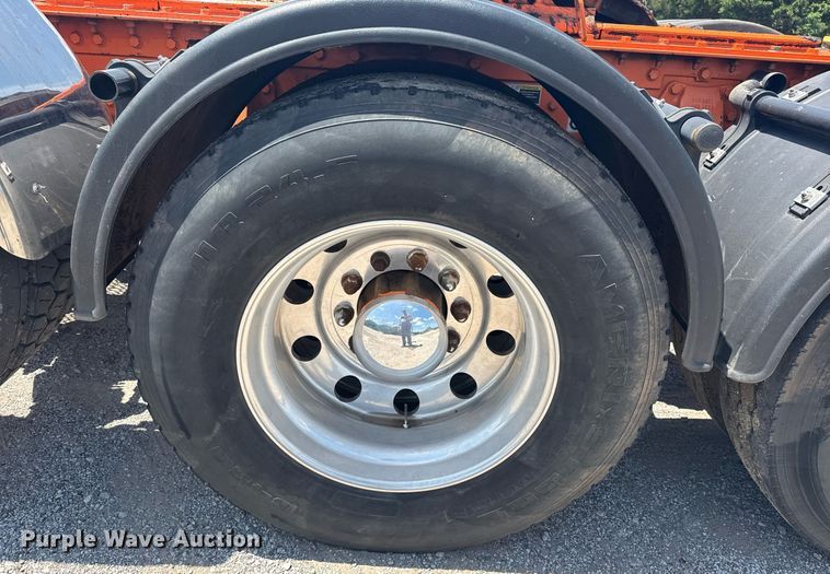 image for item DS3828 2021 Peterbilt 389 semi truck