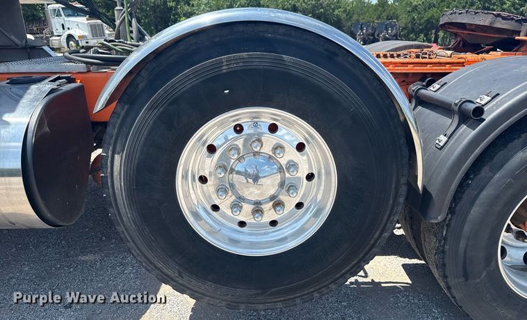 image for item DS3828 2021 Peterbilt 389 semi truck