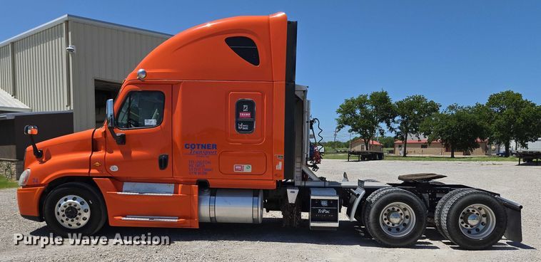 image for item DS3830 2016 Freightliner Cascadia 125 semi truck