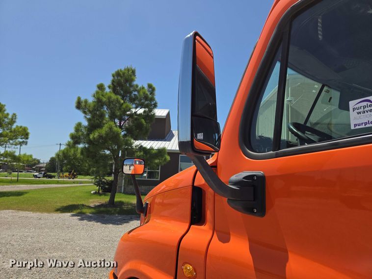 image for item DS3830 2016 Freightliner Cascadia 125 semi truck