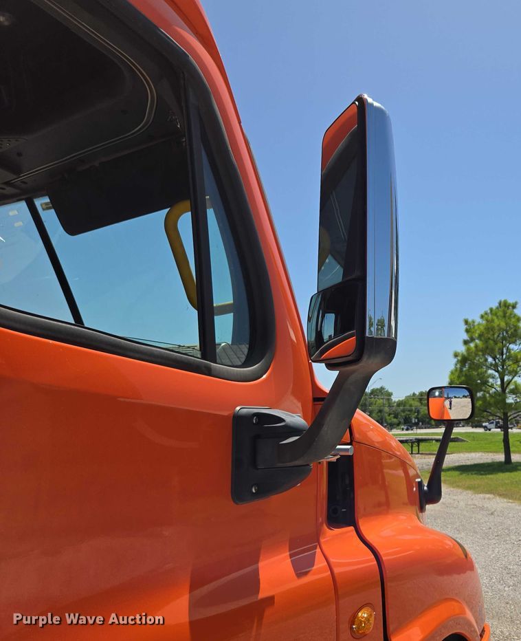 image for item DS3830 2016 Freightliner Cascadia 125 semi truck