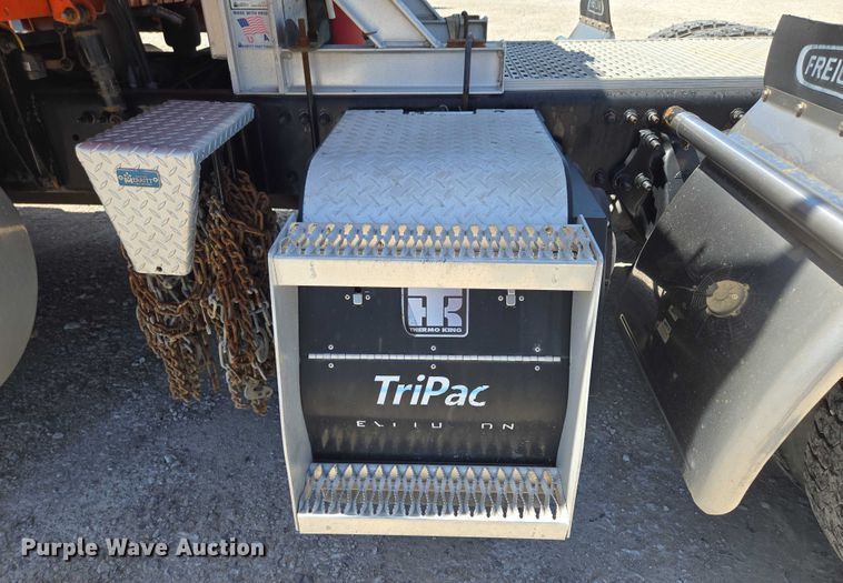 image for item DS3830 2016 Freightliner Cascadia 125 semi truck