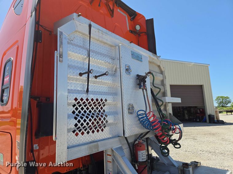 image for item DS3830 2016 Freightliner Cascadia 125 semi truck