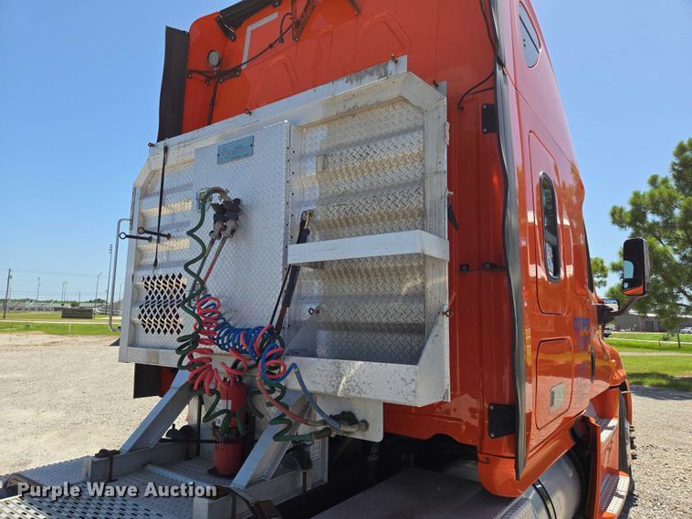 image for item DS3830 2016 Freightliner Cascadia 125 semi truck