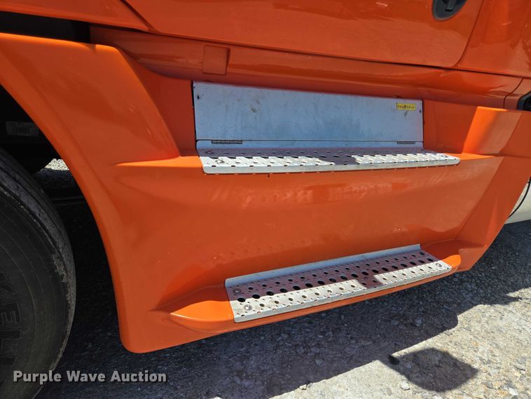 image for item DS3830 2016 Freightliner Cascadia 125 semi truck