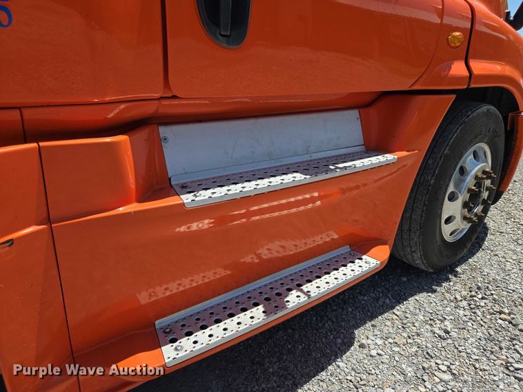 image for item DS3830 2016 Freightliner Cascadia 125 semi truck