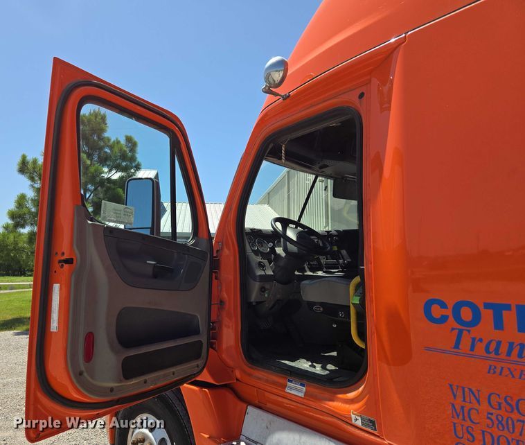 image for item DS3830 2016 Freightliner Cascadia 125 semi truck