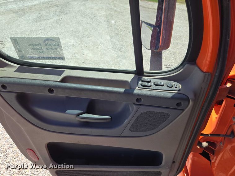 image for item DS3830 2016 Freightliner Cascadia 125 semi truck