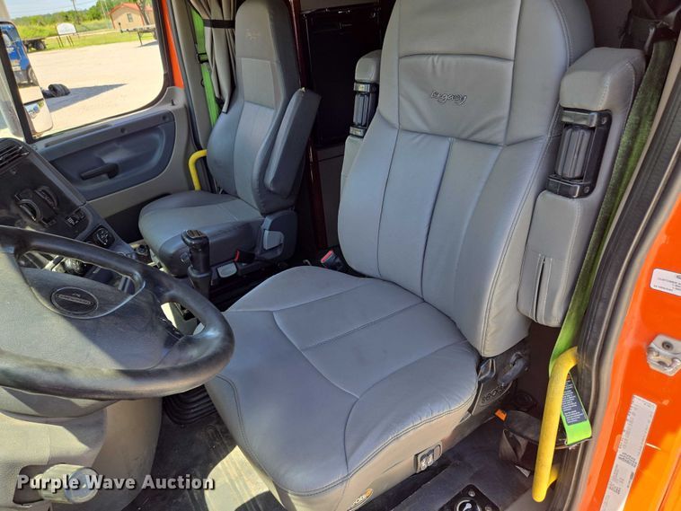 image for item DS3830 2016 Freightliner Cascadia 125 semi truck