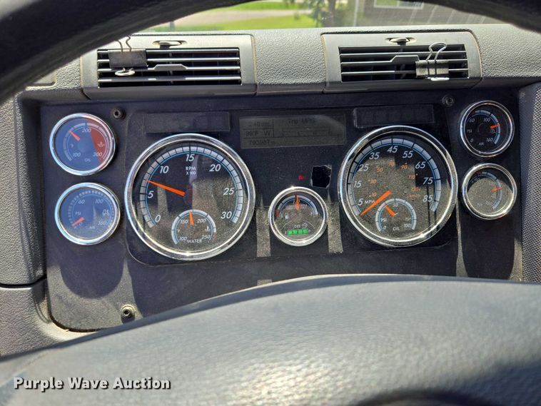 image for item DS3830 2016 Freightliner Cascadia 125 semi truck