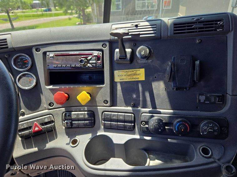 image for item DS3830 2016 Freightliner Cascadia 125 semi truck