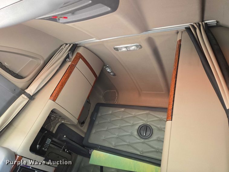 image for item DS3830 2016 Freightliner Cascadia 125 semi truck