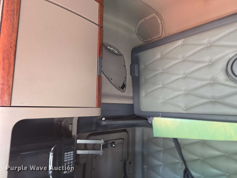 image for item DS3830 2016 Freightliner Cascadia 125 semi truck