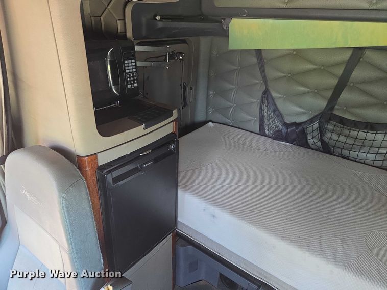 image for item DS3830 2016 Freightliner Cascadia 125 semi truck