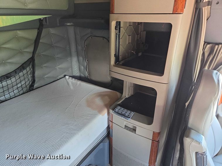 image for item DS3830 2016 Freightliner Cascadia 125 semi truck