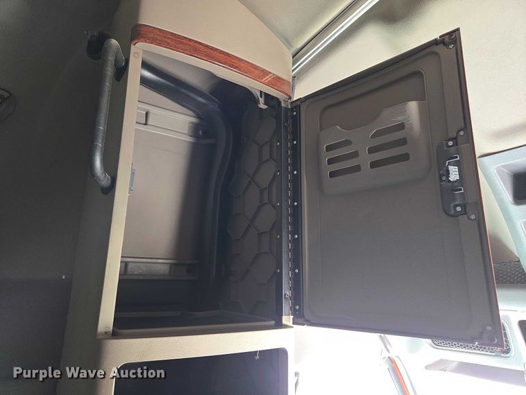 image for item DS3830 2016 Freightliner Cascadia 125 semi truck