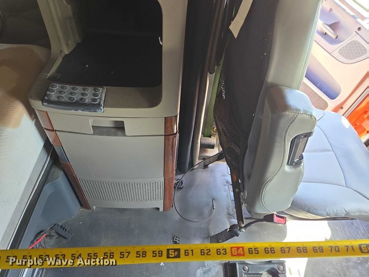 image for item DS3830 2016 Freightliner Cascadia 125 semi truck