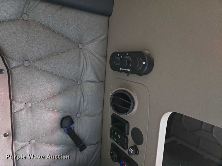 image for item DS3830 2016 Freightliner Cascadia 125 semi truck