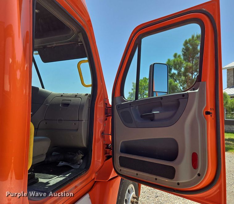 image for item DS3830 2016 Freightliner Cascadia 125 semi truck