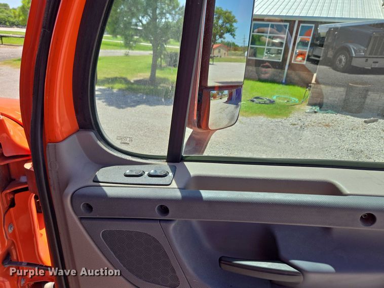 image for item DS3830 2016 Freightliner Cascadia 125 semi truck